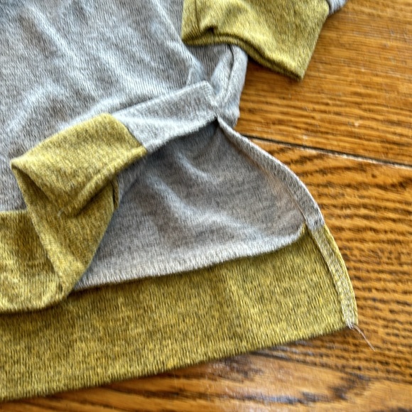 Gray and mustard color sweater. Size medium. Measurements in photos. No brand. - Picture 4 of 11
